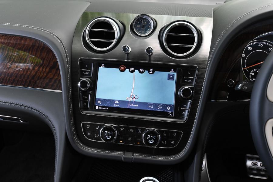 Детали интерьера Bentley Bentayga V8 2018 года  (UK) (фото 6 из 28)